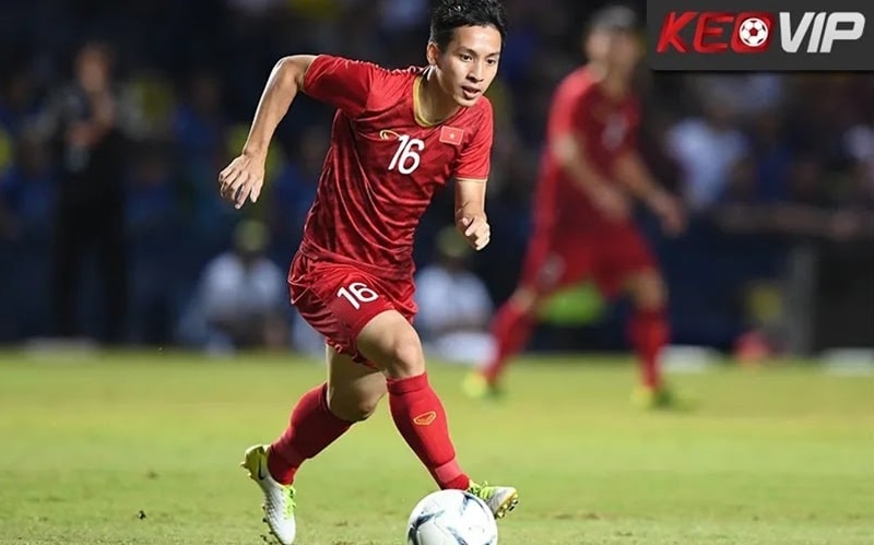 Lối chơi điềm tĩnh giúp Hùng Dũng luôn nổi bật ở tuyến giữa