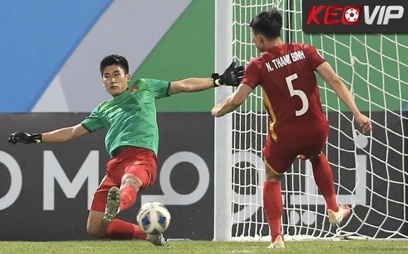 Mạnh Dũng từng thi đấu ở vai trò trung vệ và cả thủ môn tại VCK U23 châu Á