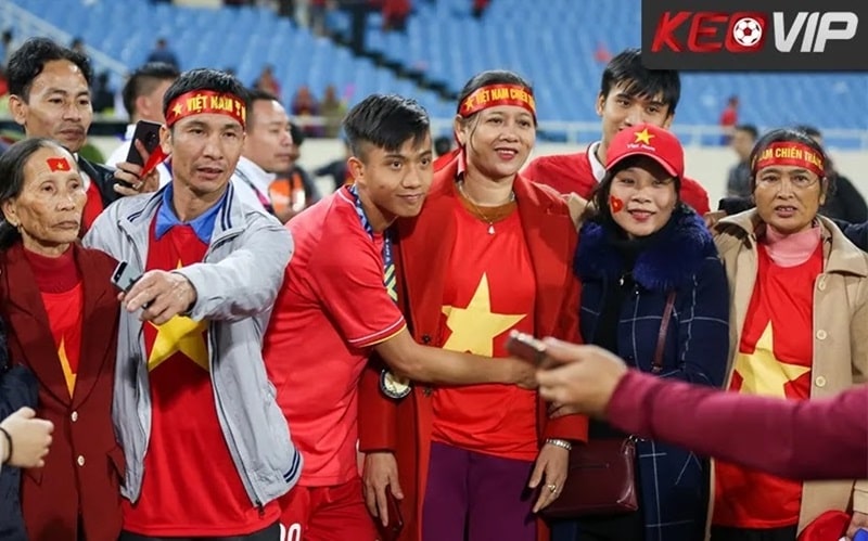 Phan Văn Đức ăn mừng chức vô địch AFF Cup cùng tuyển Việt Nam